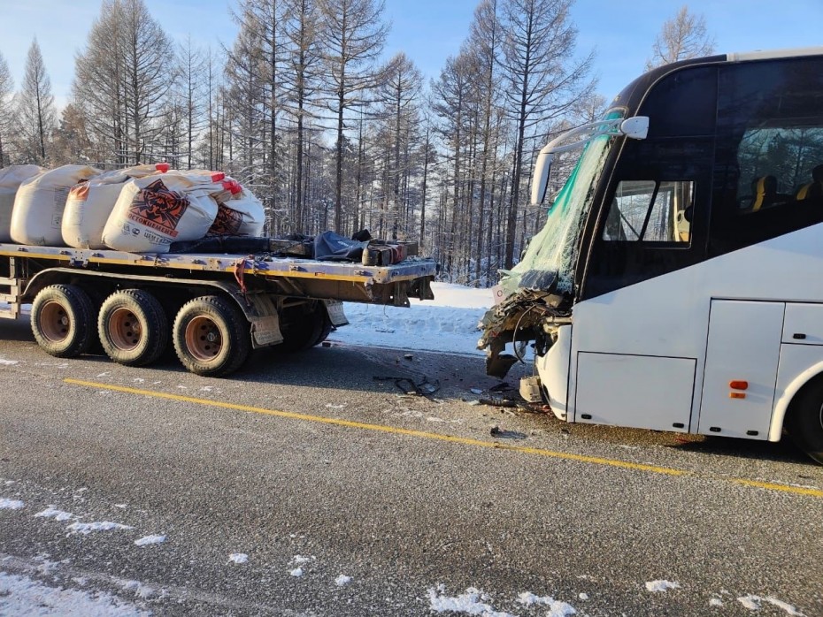 Проверкой обстоятельств столкновения автобуса с грузовиком на трассе Лена занялась прокуратура Якутии