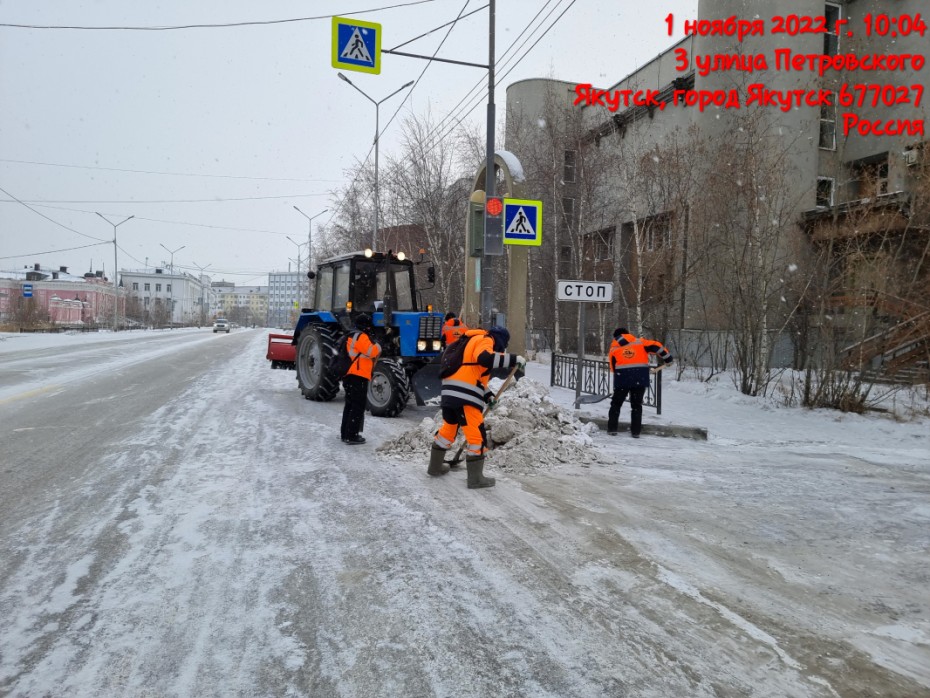 Коммунальные службы продолжают уборку снега и противогололедные мероприятия в Якутске