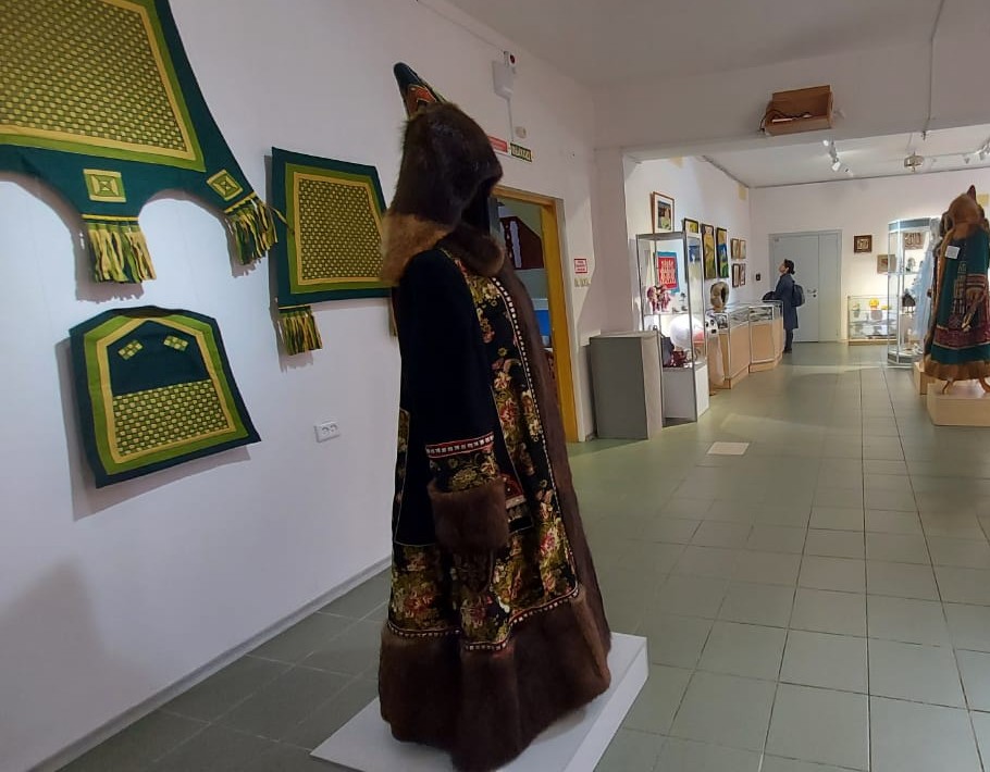 Традиционный женский наряд подарило правительство Якутии Российскому этнографическому музею