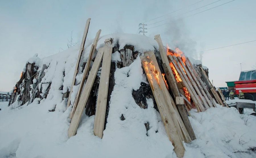 Жилой дом и бесхозное строение пострадали от огня в Якутске