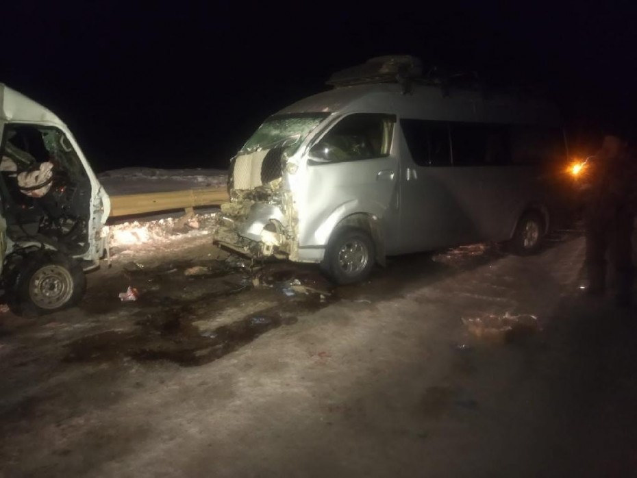 Девять человек включая четверо детей пострадали входе поездки на нелегальном такси в Амгинском районе