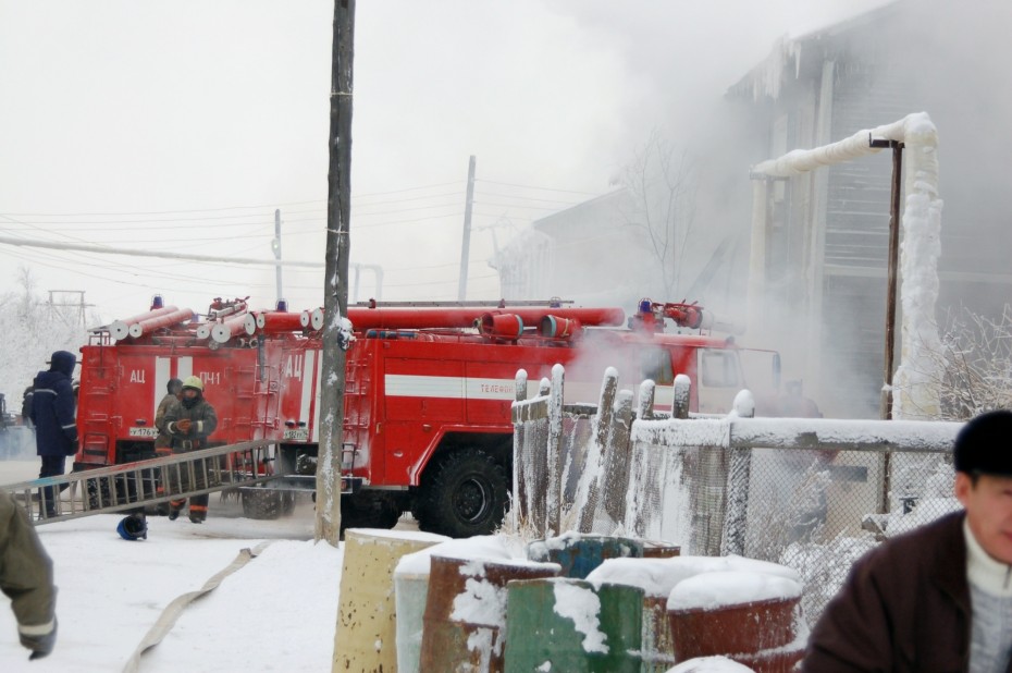 Возгорание утеплителя и мусора ликвидировали пожарные в Якутске