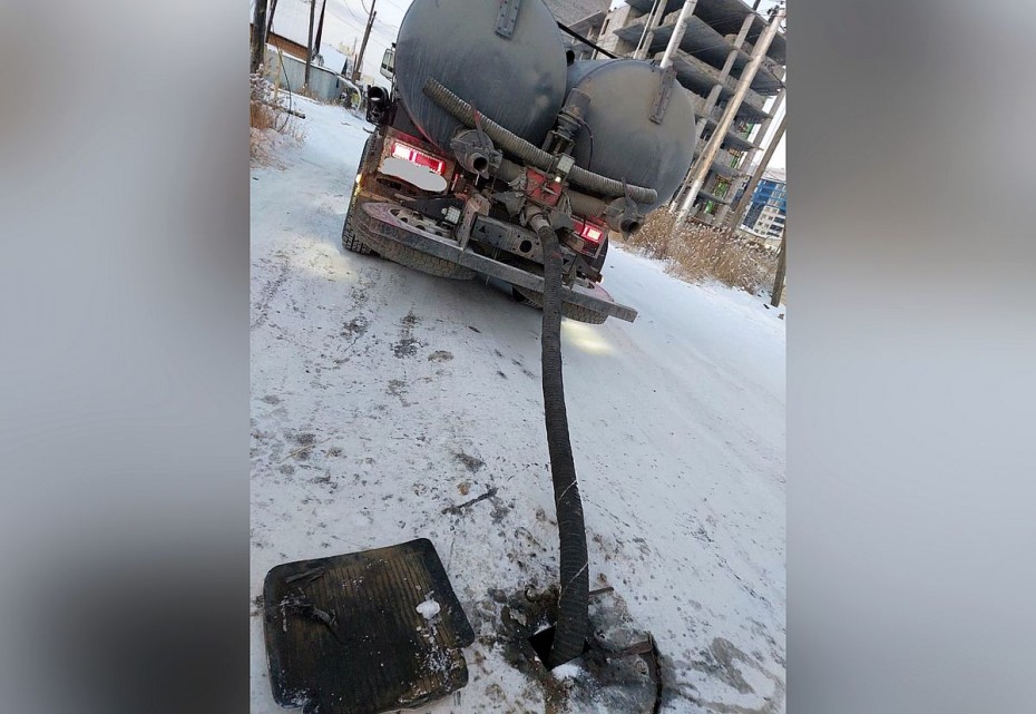 Выявлен несанкционированный слив сточных вод на улице Тимирязева в Якутске