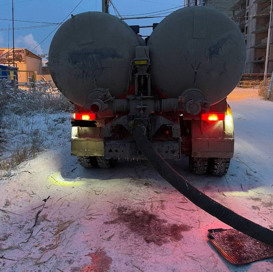 Выявлен очередной слив жидких бытовых отходов в городе Якутске