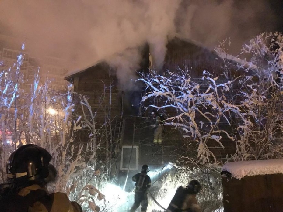 Погибла женщина при пожаре в жилом доме на улице Пионерская в Якутске