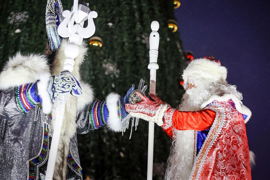 Первые в стране новогодние ёлки зажглись в Якутии