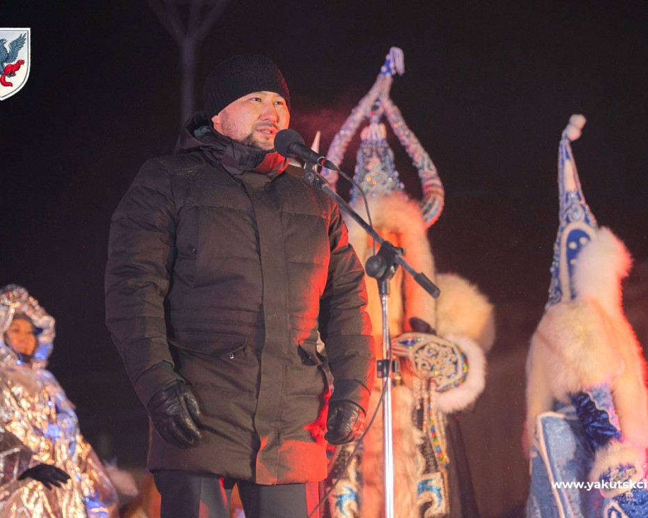 Глава Якутска объявил о присуждении стипендий 100 лучшим ученикам на зажжении ёлки столицы