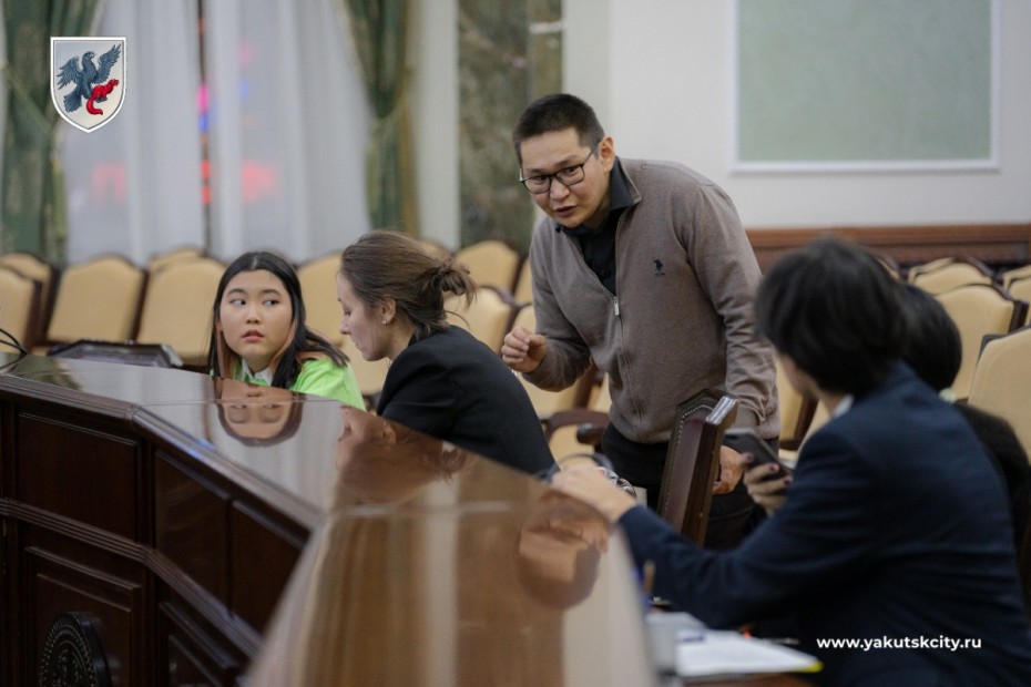 Школьники Якутска состязались в дебатах ко Дню борьбы с коррупцией