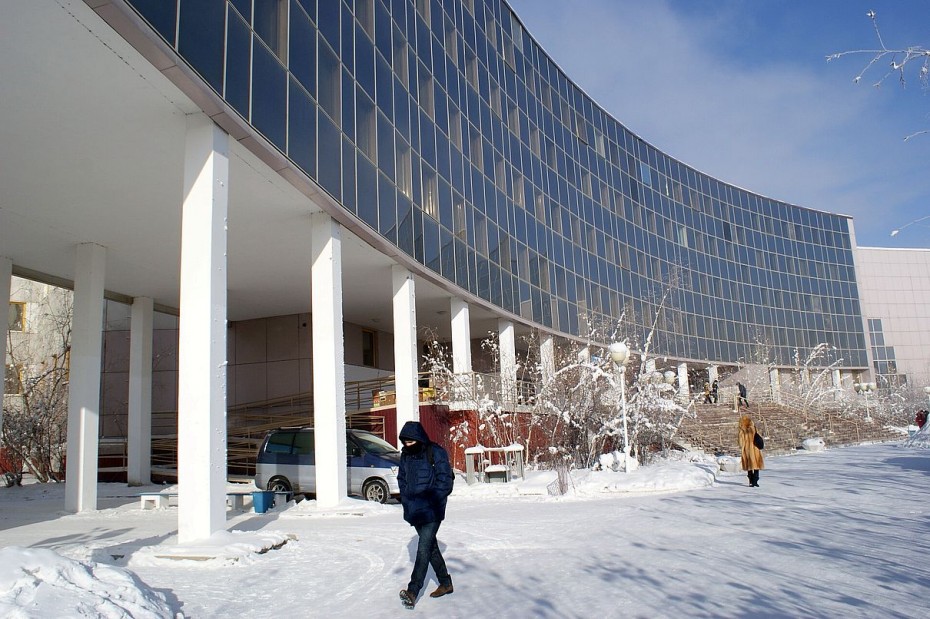 Предположительно упал с высоты: Обнаружен труп возле здания факультета естественных наук СВФУ в Якутске