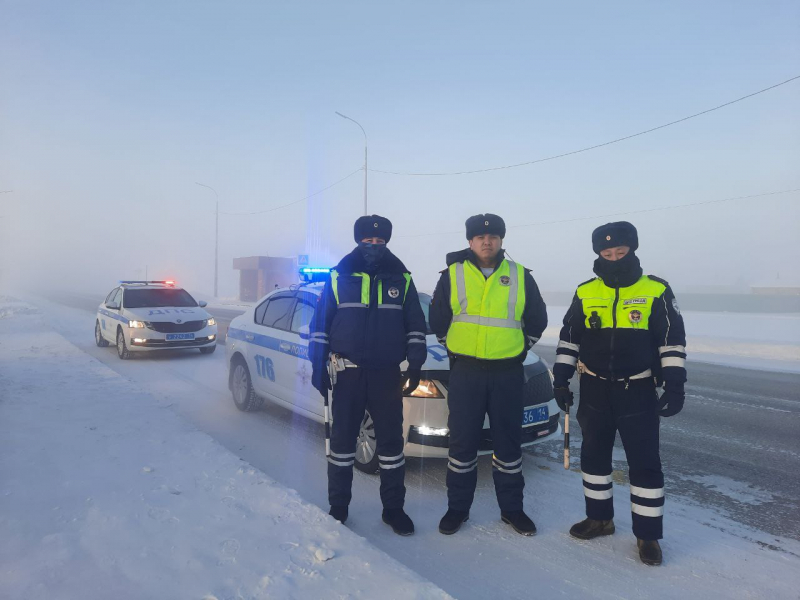 Сотрудники Госавтоинспекции оказали помощь двум водителям, попавшим в сложную ситуацию на дороге в Якутии