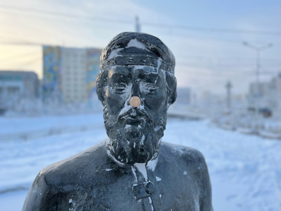 Вандалам, отпилившим нос памятнику Семёну Дежнёву, суд избрал подписку о невыезде и о надлежащем поведении