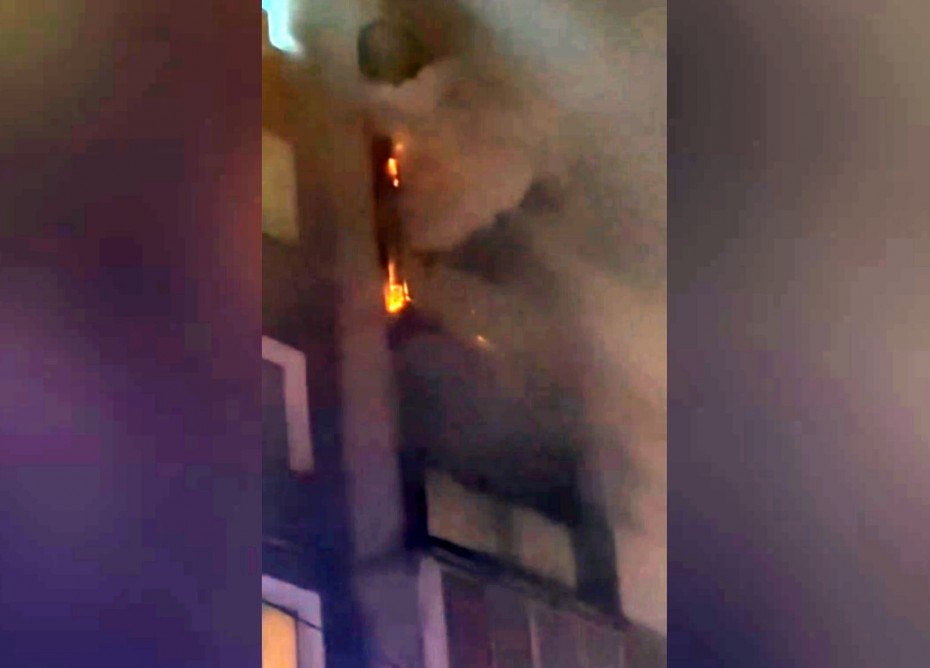 Зато без жертв: Фейерверк поджег балкон, а неосторожное курение привело к пожару в двухэтажном доме в Якутске в ночь на 1 января 2023 года