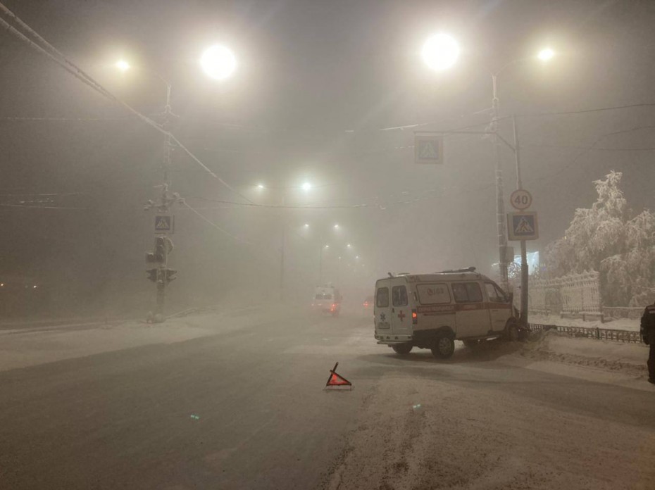 Из-за тумана машина скорой помощи врезалась в столб в Якутске