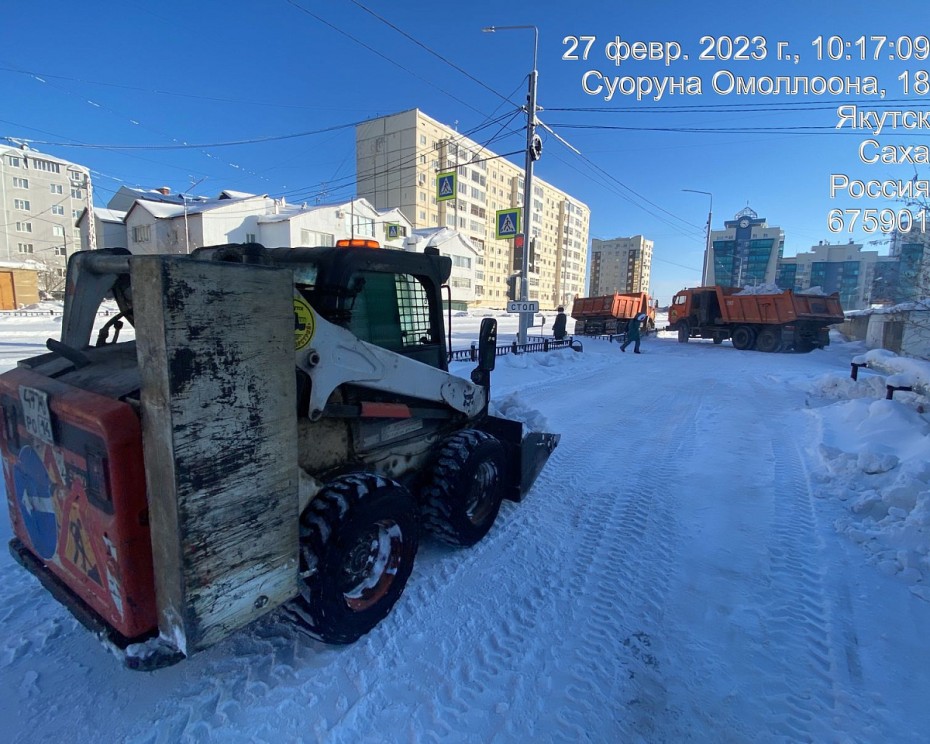 Работу по вывозу снега усилии в Якутске