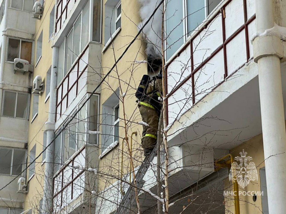 40 человек эвакуировано из многоквартирного дома при пожаре в Якутске