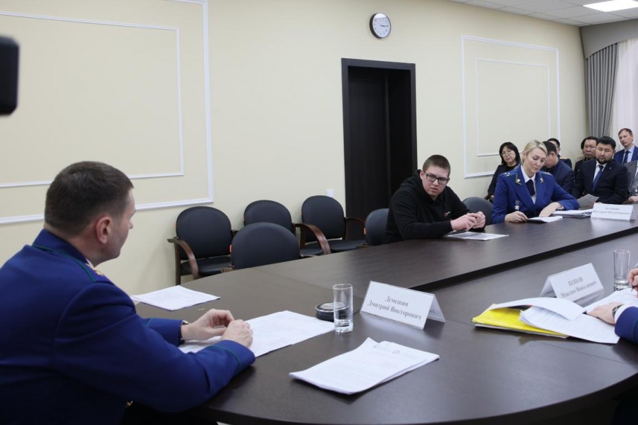 Жалобы якутян в ходе личного приема выслушал замгенерального прокурора России Дмитрий Демешин