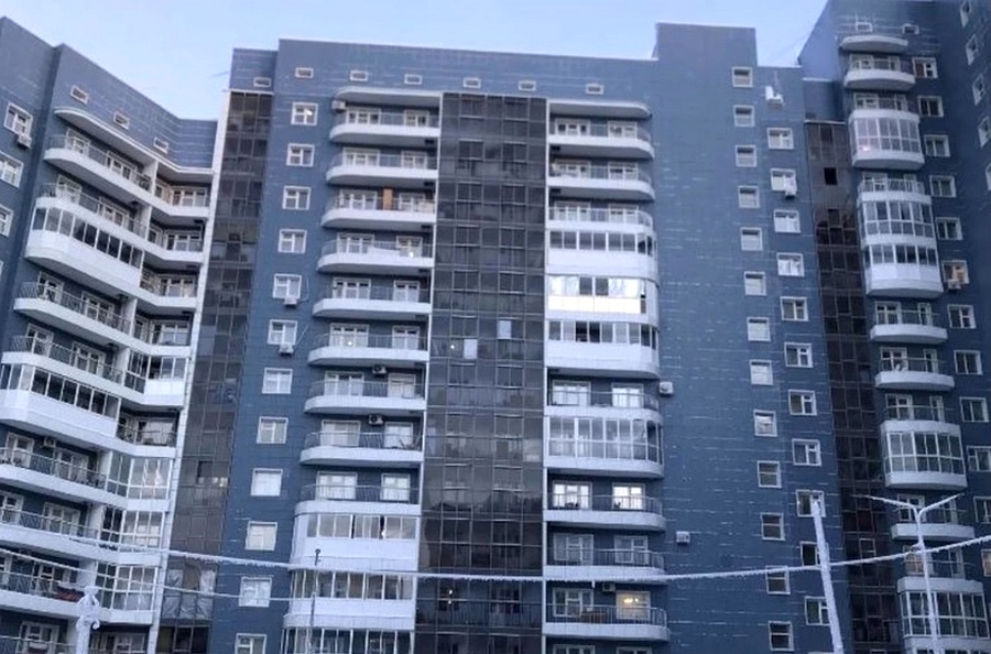 СМИ сообщили о падении человека с окна 9-го этажа в Якутске