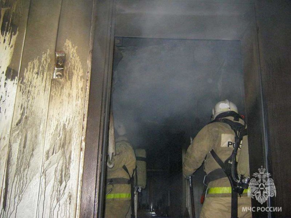 Шесть человек эвакуировали при пожаре в Якутке из жилого дома на улице Красильникова
