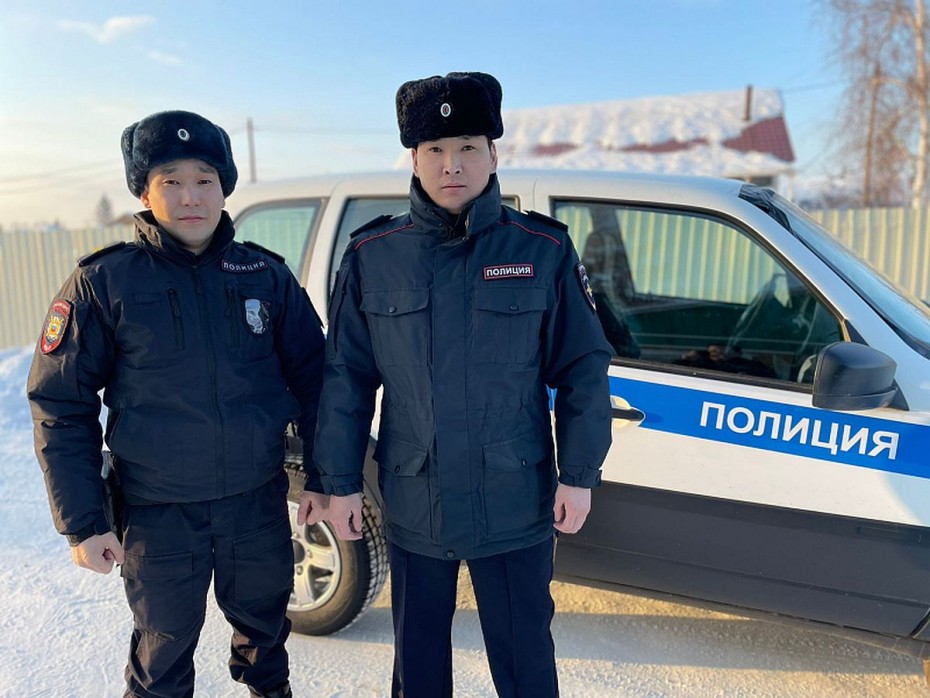 Драка, взрыв, пожар и спасение: Якутские полицейские не растерялись во время взрыва в гараже и внесли пострадавшего дебошира