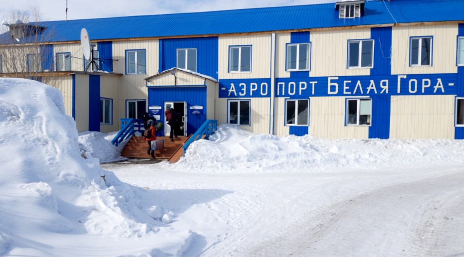 Причину столкновения Ан-24 со столбом на аэродроме в поселке Белая Гора выясняет транспортная прокуратура