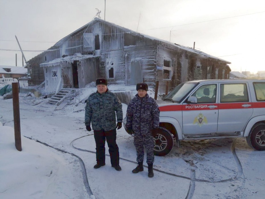 Семью с годовалым ребенком эвакуировали из горящего дома росгвардейцы в Среднеколымске