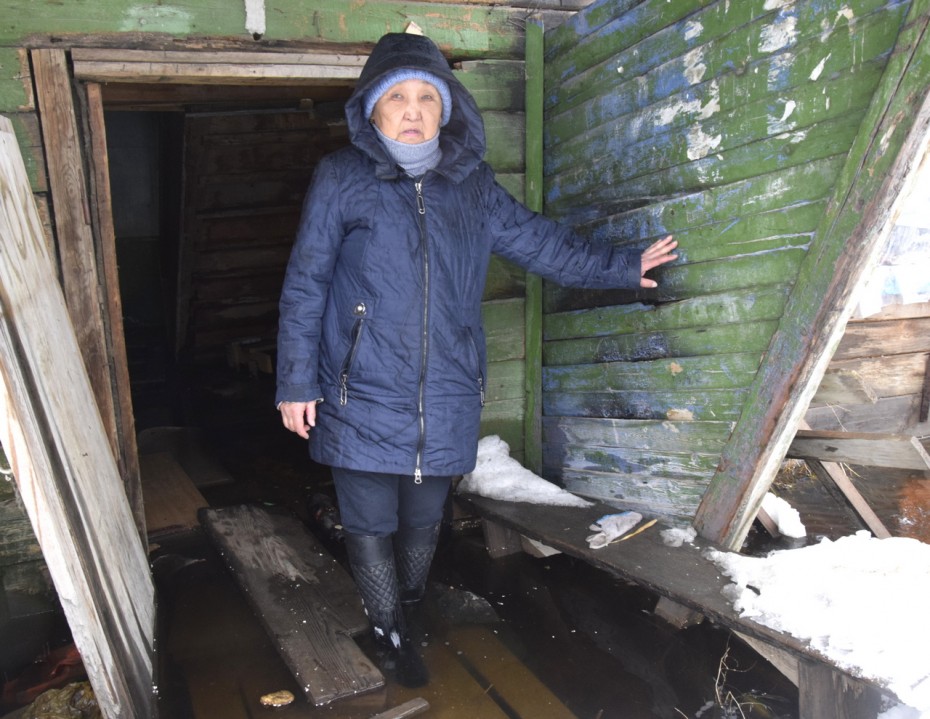 Власти ждут, пока не утонем: Пожилая женщина добивается жилья от мэрии Якутска – ответа нет