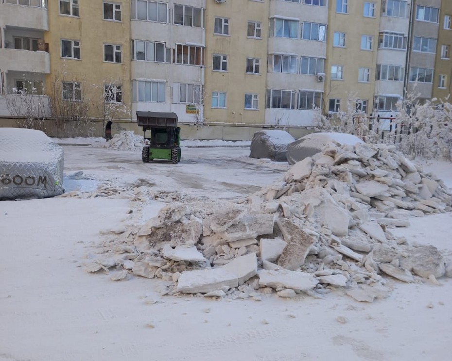 В Октябрьском округе Якутска активно чистят снег с крыш и наледи