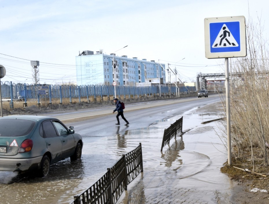 Фотофакт: На остановке затопило пешеходный переход – люди рискуют жизнями
