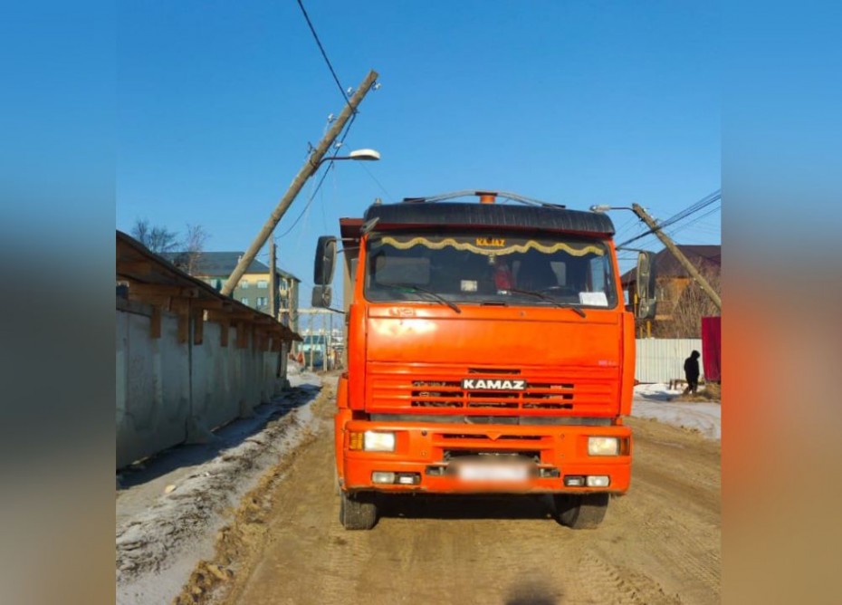 В Промышленном округе Якутска восстанавливают электроснабжение нарушенное водителем Камаза