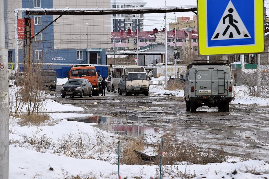 Много слов, снега и луж: В 17 квартале Якутска традиционный потоп, чуть не утонули дети