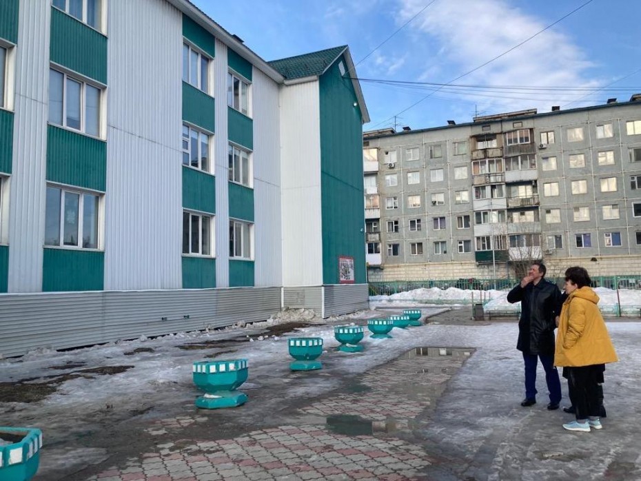 Восстановление навеса над входом в школу №15 проконтролировал прокурор Якутска