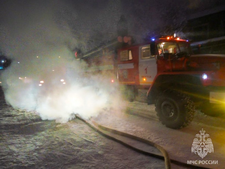 При пожаре в частном гараже в Якутске пострадал человек