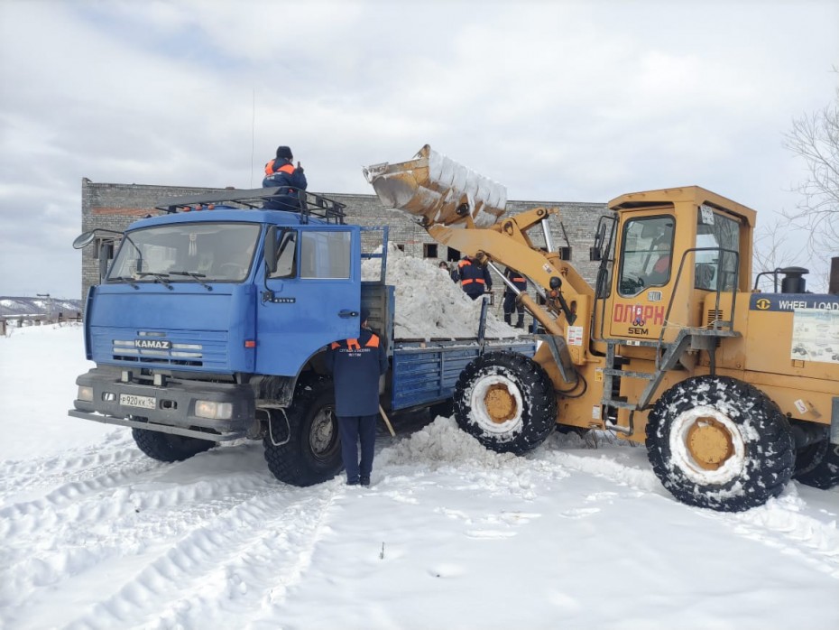 Служба спасения Якутии продолжает работы по вывозу снега в селе Табага
