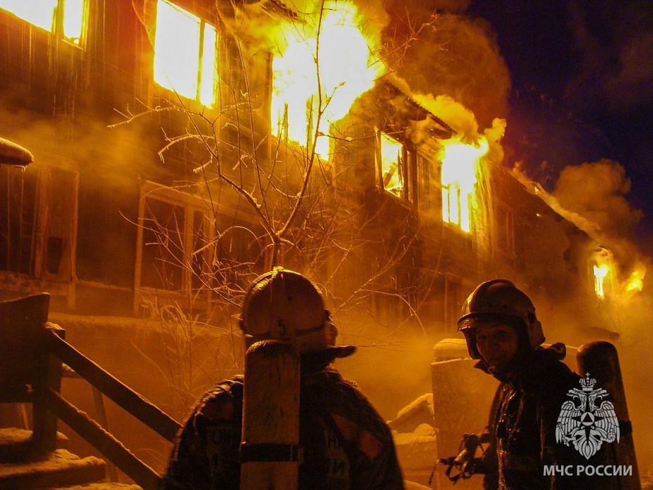 Двое человек пострадали при пожаре в многоквартирном доме в Якутске