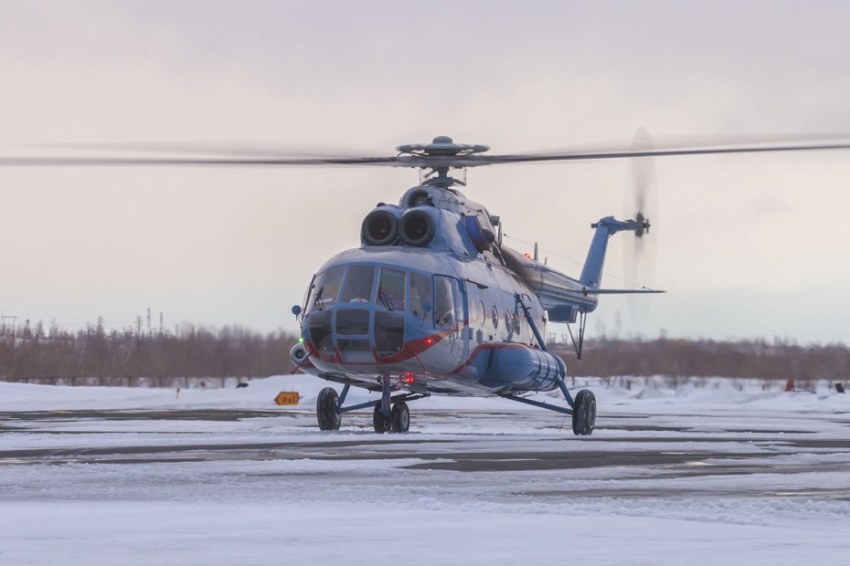 Химические ожоги получили пассажиры вертолета из-за утечки керосина при перелете в Якутии