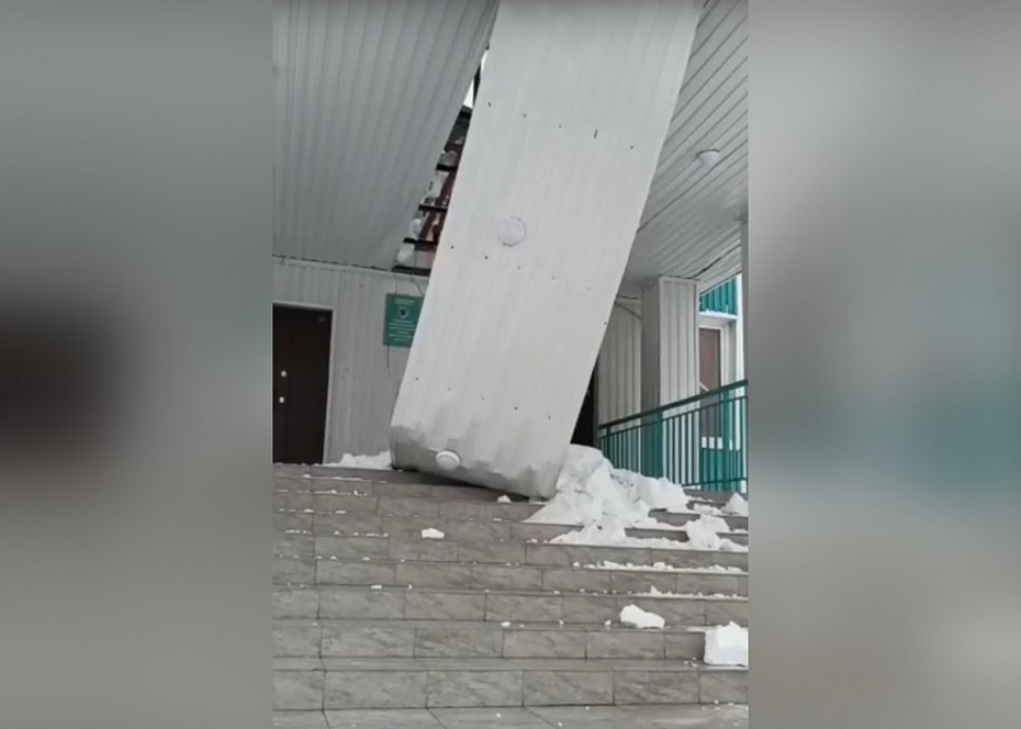 В школе №15 города Якутска ремонтируют обрушившийся от тяжести снега козырек центрального входа