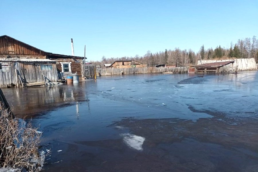 СМИ: В четырех селах Якутии уровень воды начал спадать, но режим ЧС все еще сохраняется