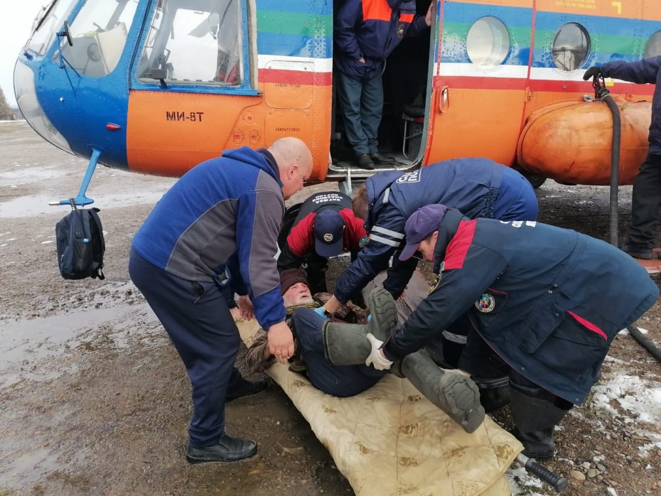 Мужчину получившего травмы во время охоты эвакуировали в Усть-Майском районе