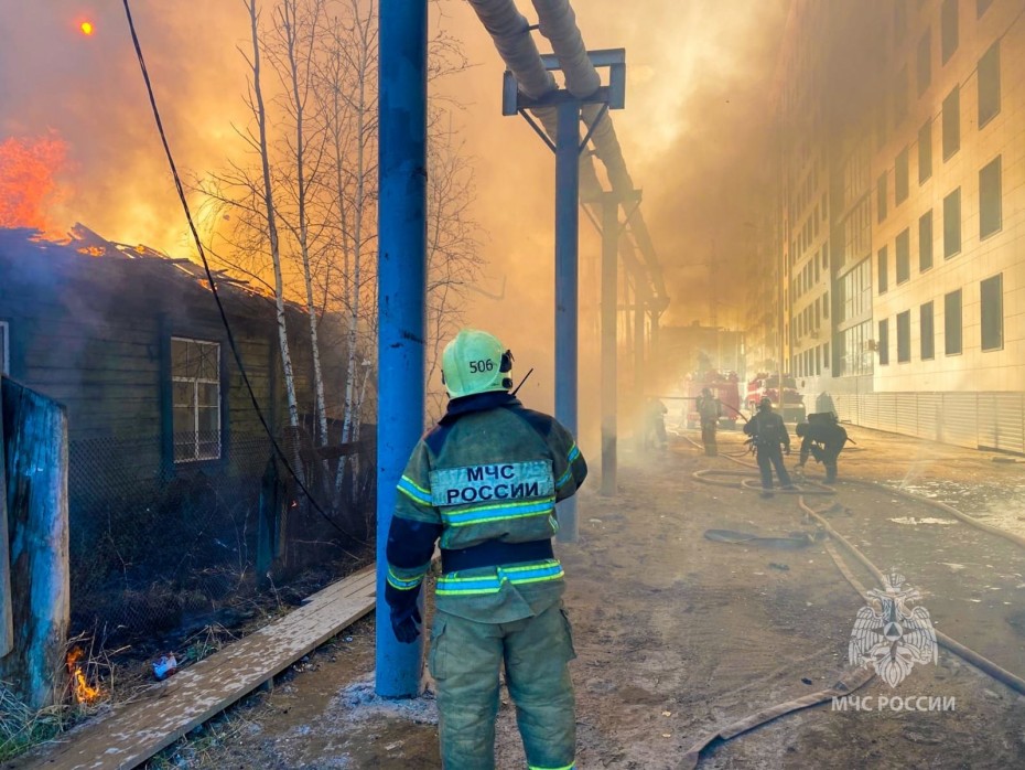 При пожаре в четырехквартирном доме в Якутске погибла женщина