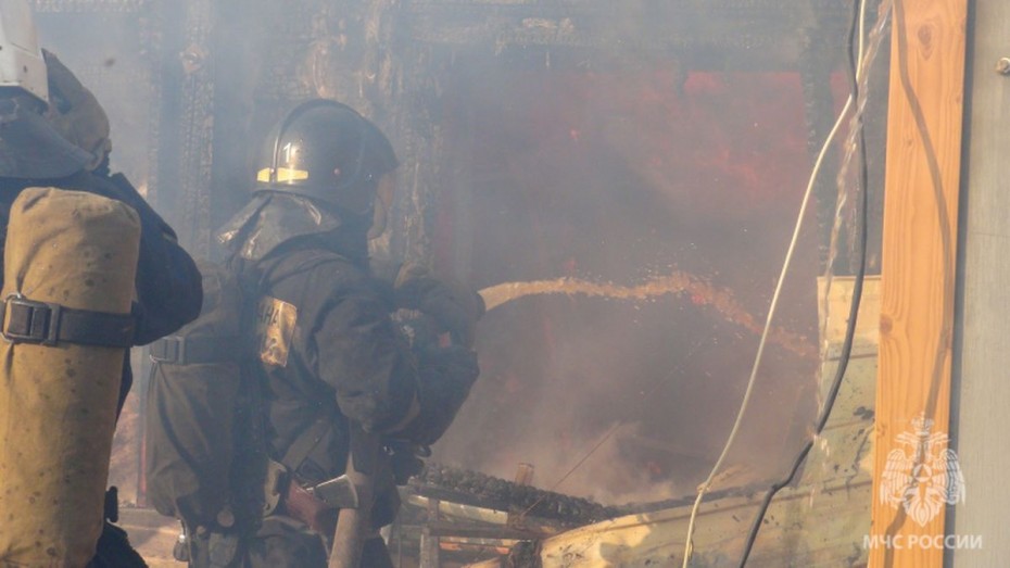 Два человека пострадали при пожаре в частном гараже в Якутске