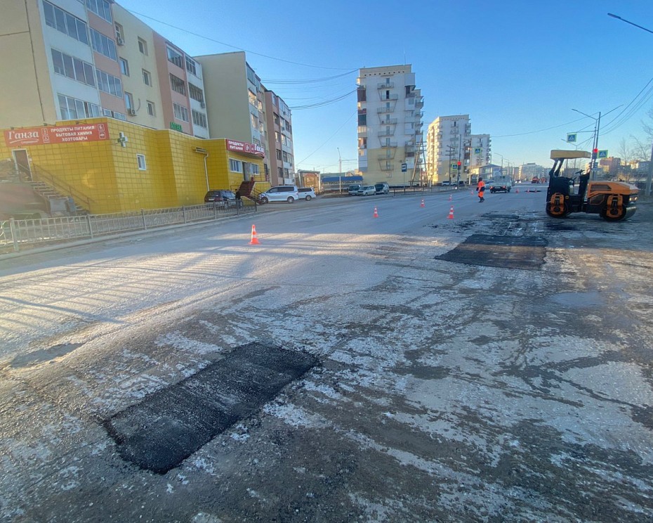 Ямочный ремонт 12 улиц горячим асфальтом завершат до конца мая в Якутске