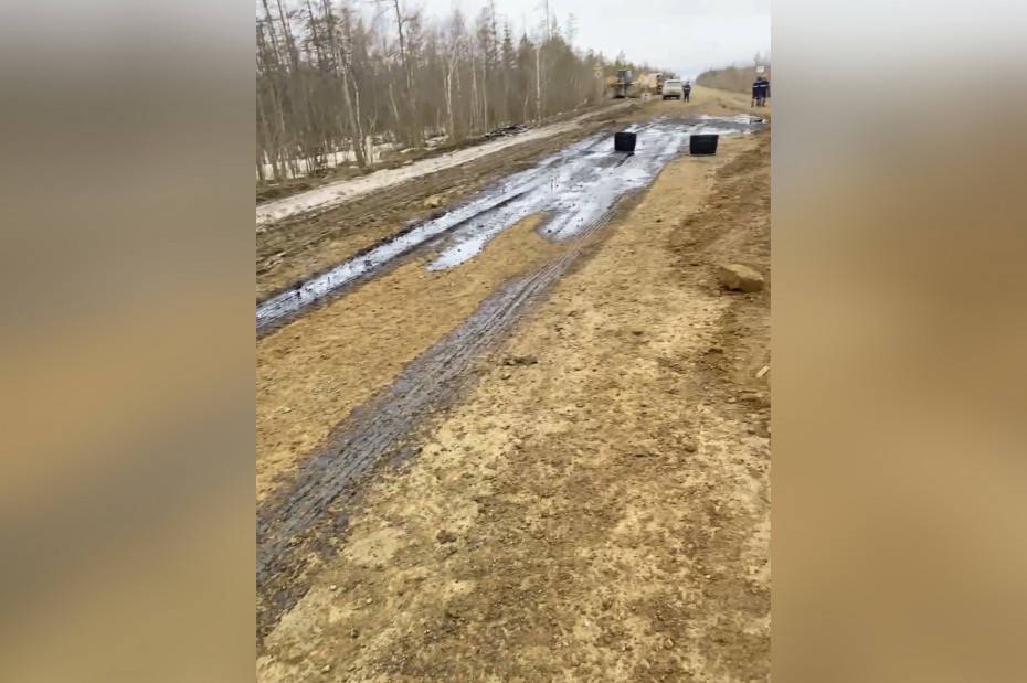 Разлив нефтепродуктов из-за ДТП произошел в Мирнинском районе Якутии