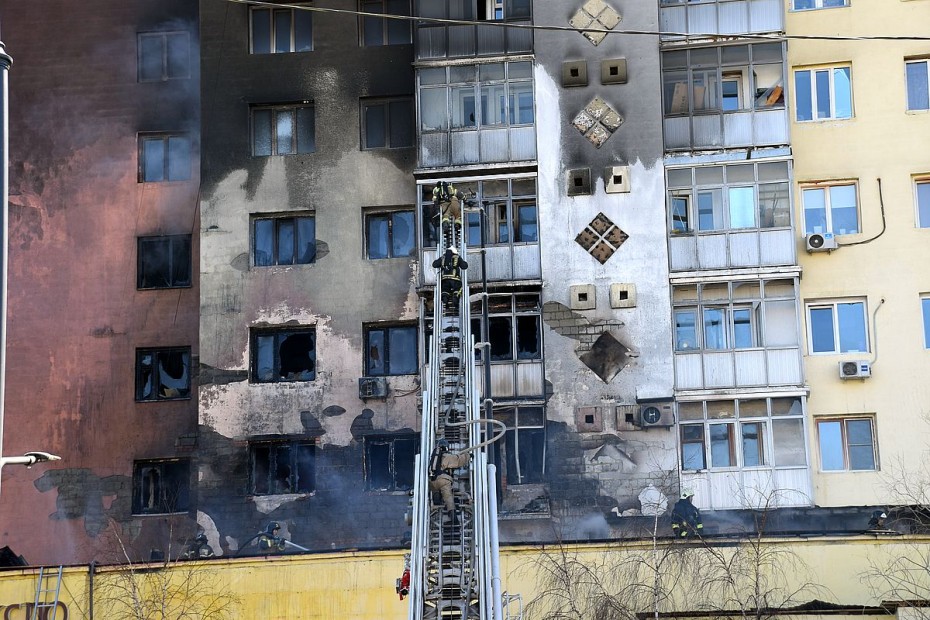 Фото и видео: Тушение пожара на крыше магазина «Илин Энэр» в центре Якутска