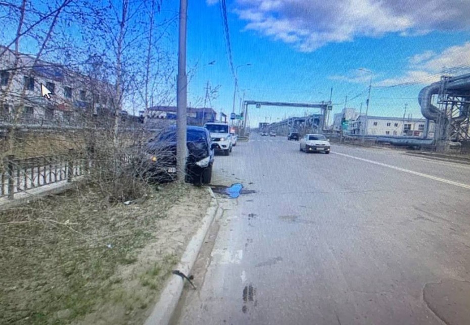 В Якутске пьяный водитель поссорился с пассажиркой и въехал в столб