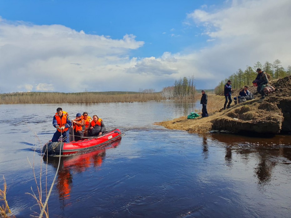 Спасателями Якутии организована перевозка населения с подтопляемых территорий