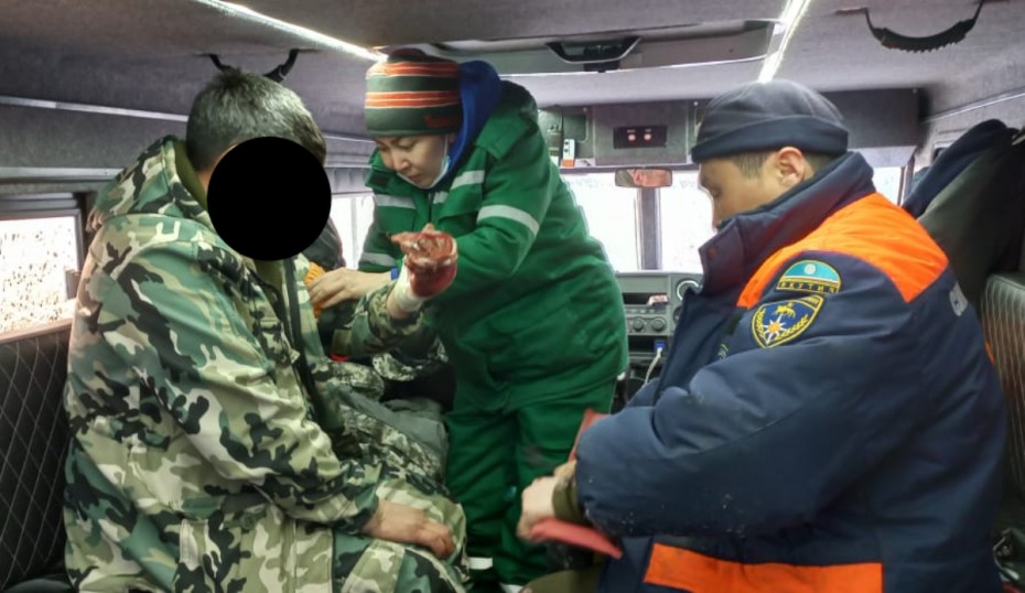 Спасатели эвакуировали мужчину, повредившего руку в Среднеколымском районе
