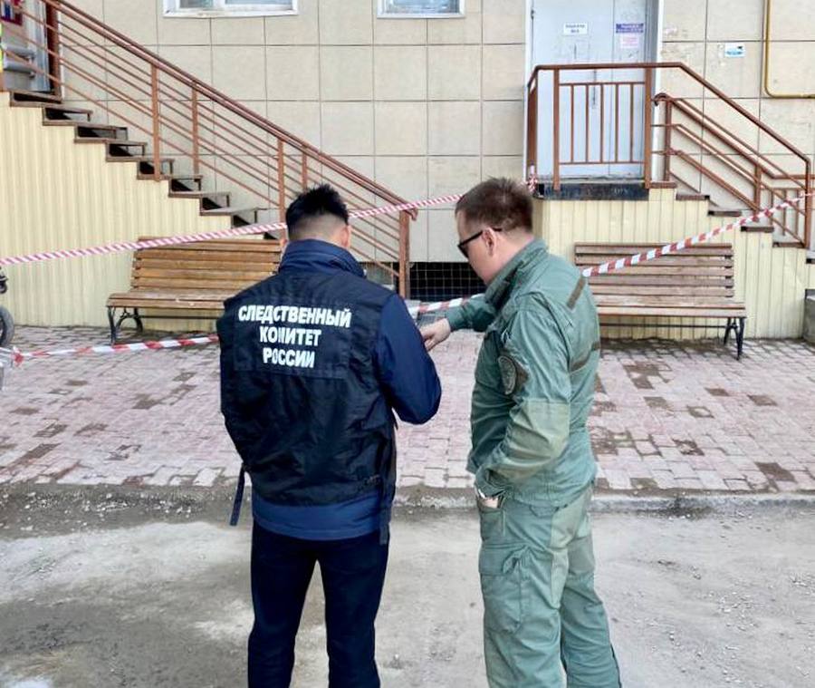 СМИ: В Якутске с балкона выпал подросток