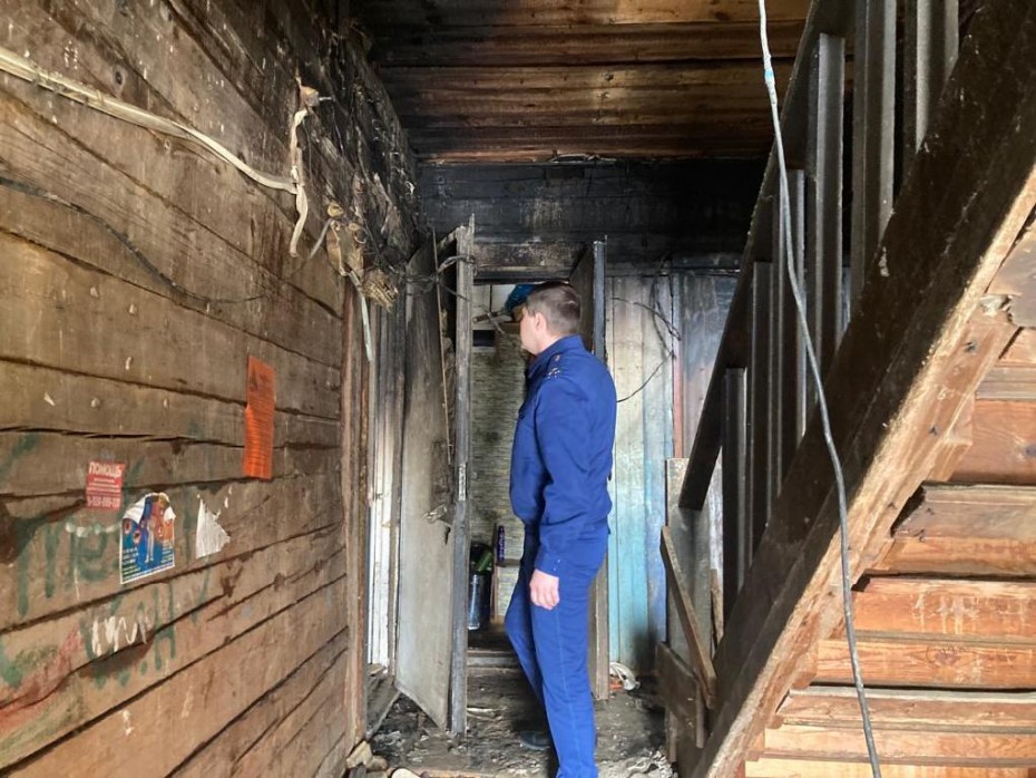 Прокурор Якутска Антон Николенко осмотрел место пожара, где были обнаружены тела четырех человек