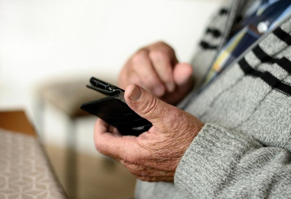 Обманом забрала телефон у пенсионера жительница Намского района