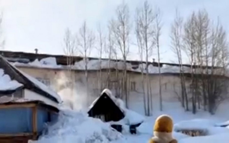 Директора школы в Якутии уволили за сход неубранного снега с крыши повлекшего повреждение кровли и стены